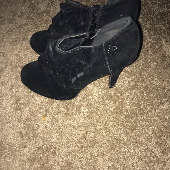 Blacks Ruffle Heels - Picture 3 of 7